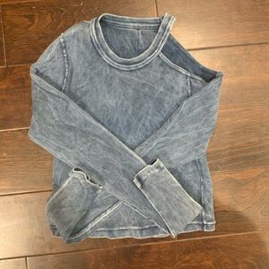 Cropped long sleeve shirt